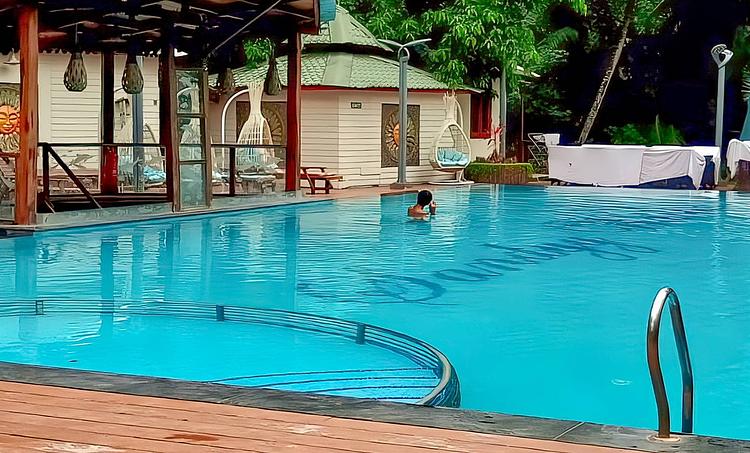 Sandyy Wavess Beach Resort-obr